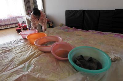 曹妃甸楼上漏水，住户失联，小区没物管，业主维权难！律师来支招……
